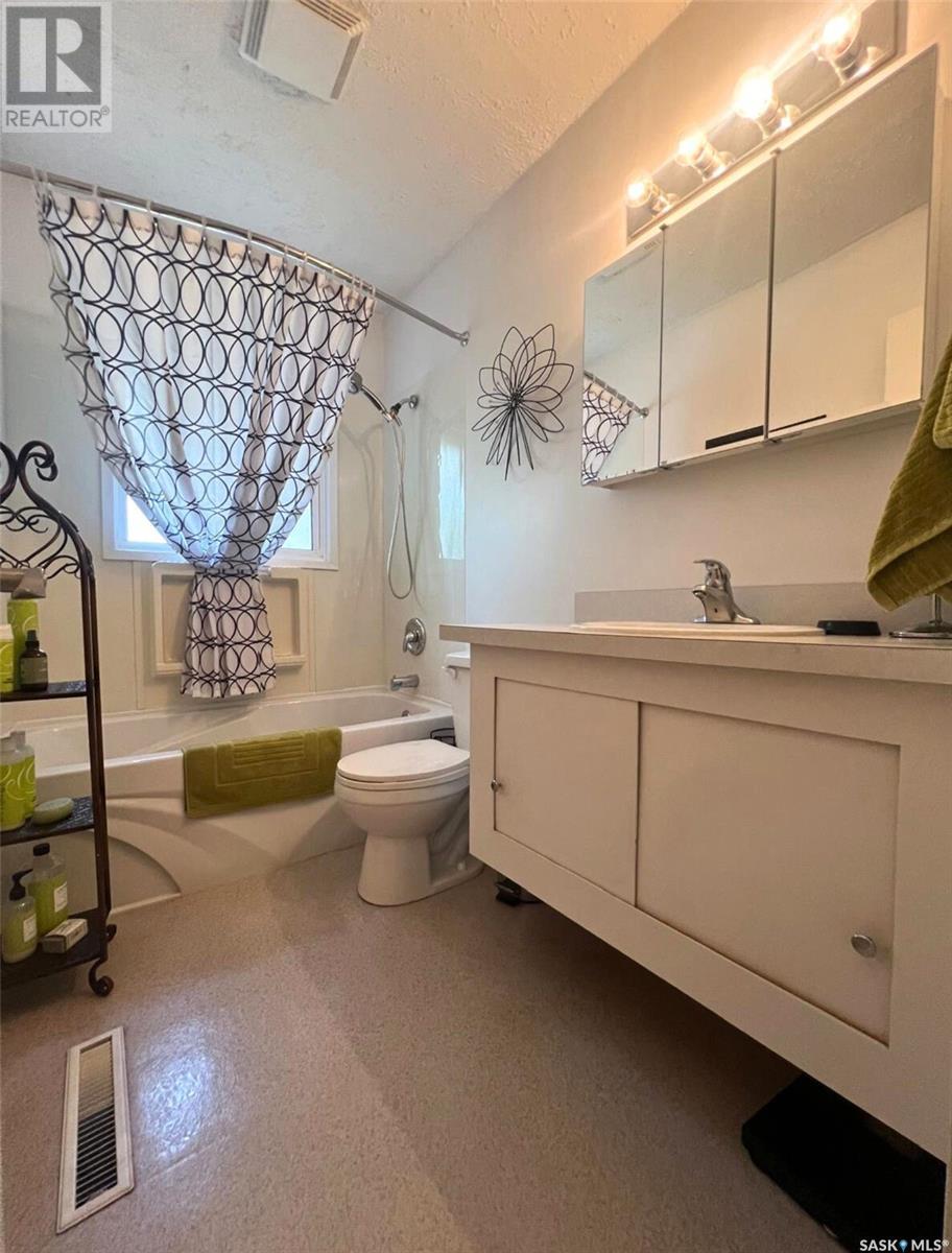 Single Family House Bungalow for Sale in  Grey STREET E Swift Current 