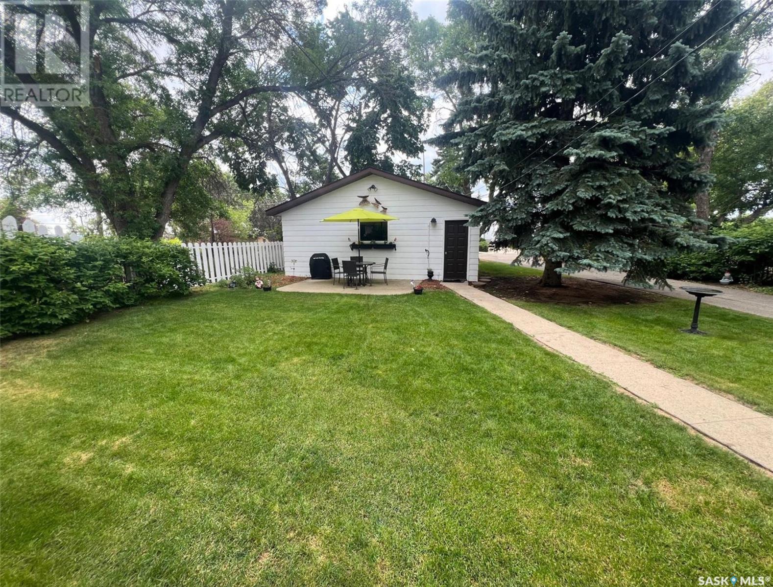 Single Family House Bungalow for Sale in  Grey STREET E Swift Current 