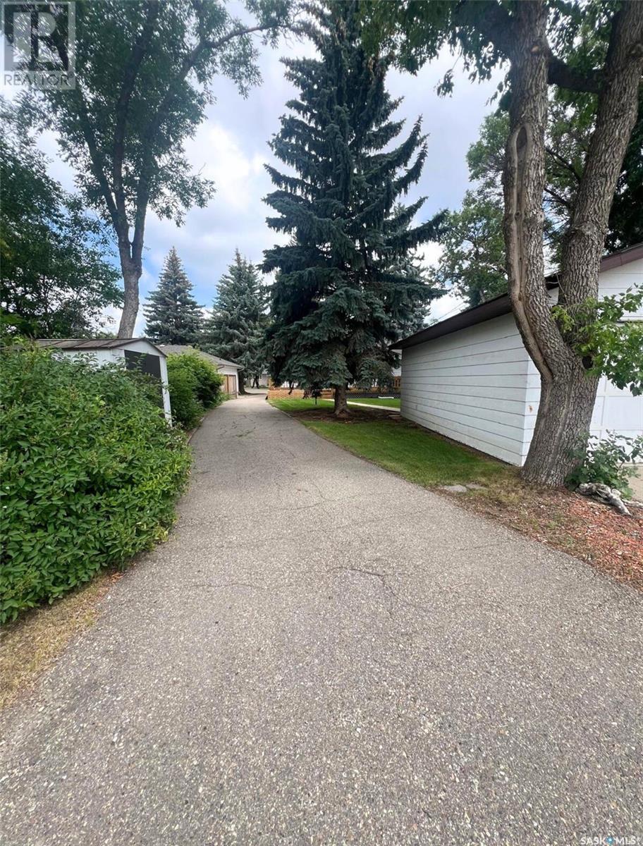 Single Family House Bungalow for Sale in  Grey STREET E Swift Current 