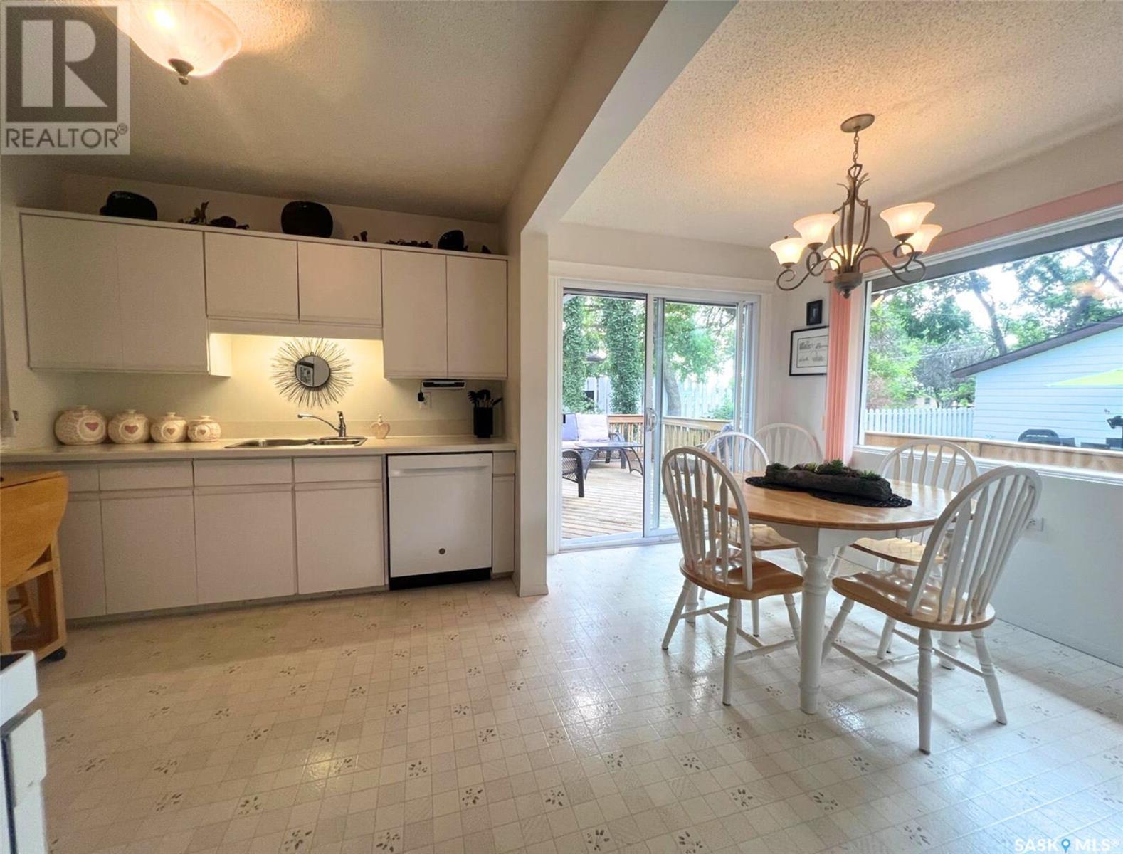 Single Family House Bungalow for Sale in  Grey STREET E Swift Current 