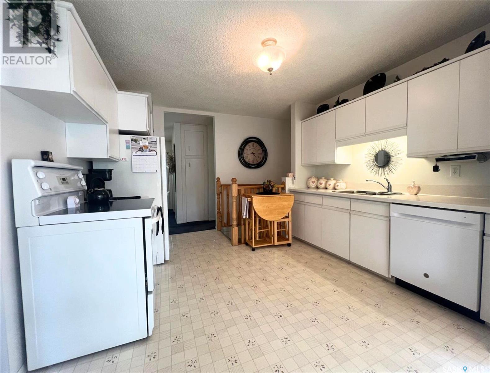 Single Family House Bungalow for Sale in  Grey STREET E Swift Current 
