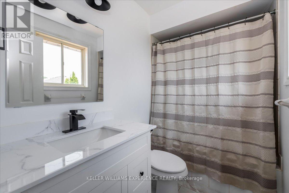Single Family House Raised bungalow for Sale in  SHERWOOD COURT Barrie (Northwest) 