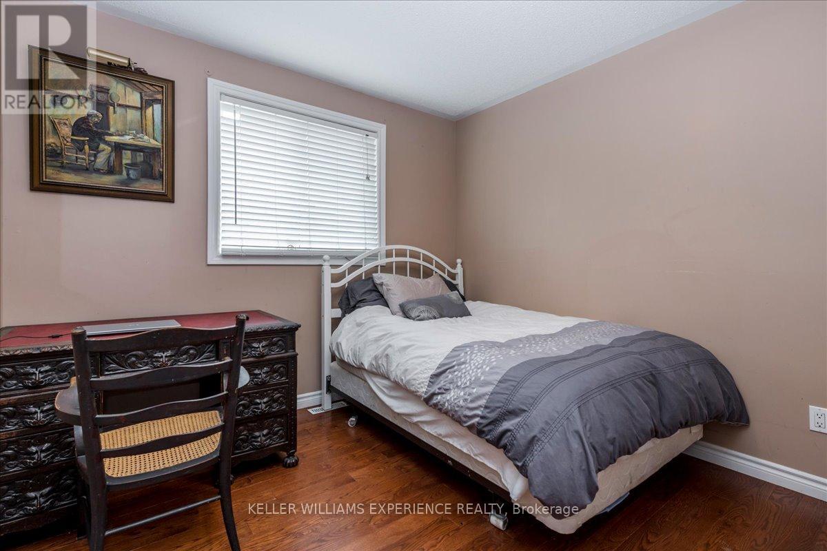 Single Family House Raised bungalow for Sale in  SHERWOOD COURT Barrie (Northwest) 