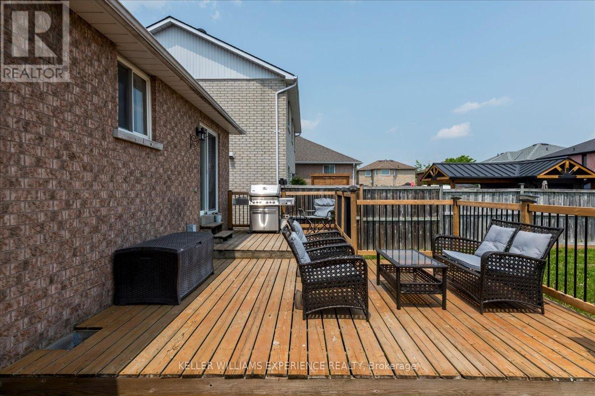 Single Family House Raised bungalow for Sale in  SHERWOOD COURT Barrie (Northwest) 