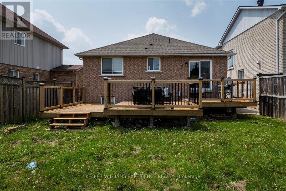 Single Family House Raised bungalow for Sale in  SHERWOOD COURT Barrie (Northwest) 