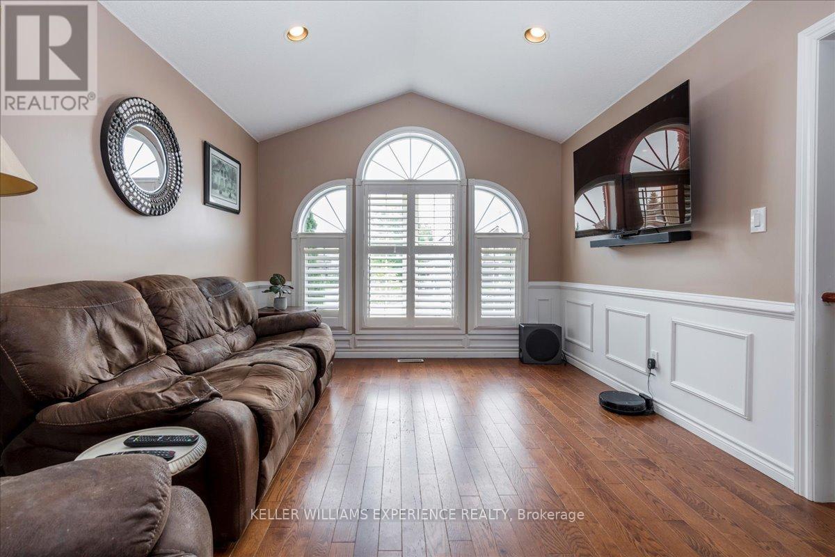 Single Family House Raised bungalow for Sale in  SHERWOOD COURT Barrie (Northwest) 