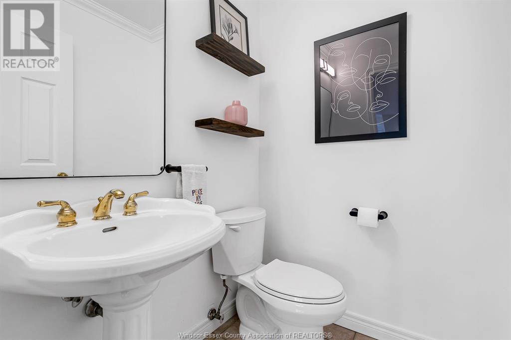 Photo 18 of 5023 Southwood Lakes, Windsor ON