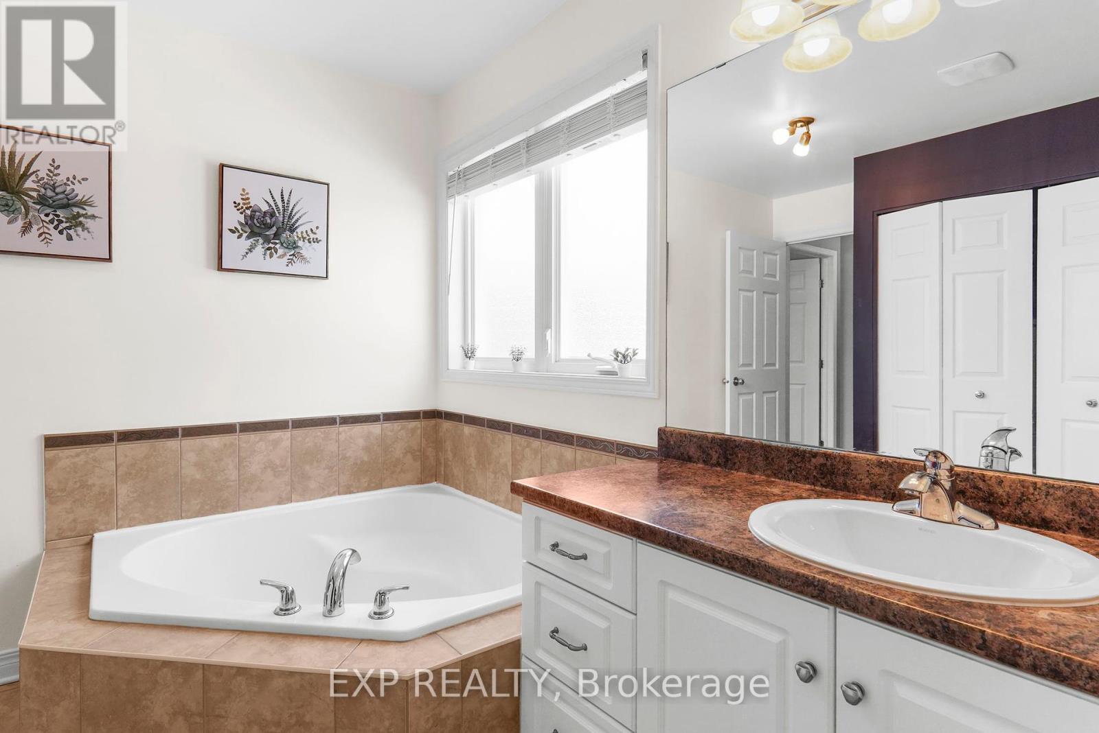 Photo 7 of 114 Echowoods Avenue, Ottawa ON