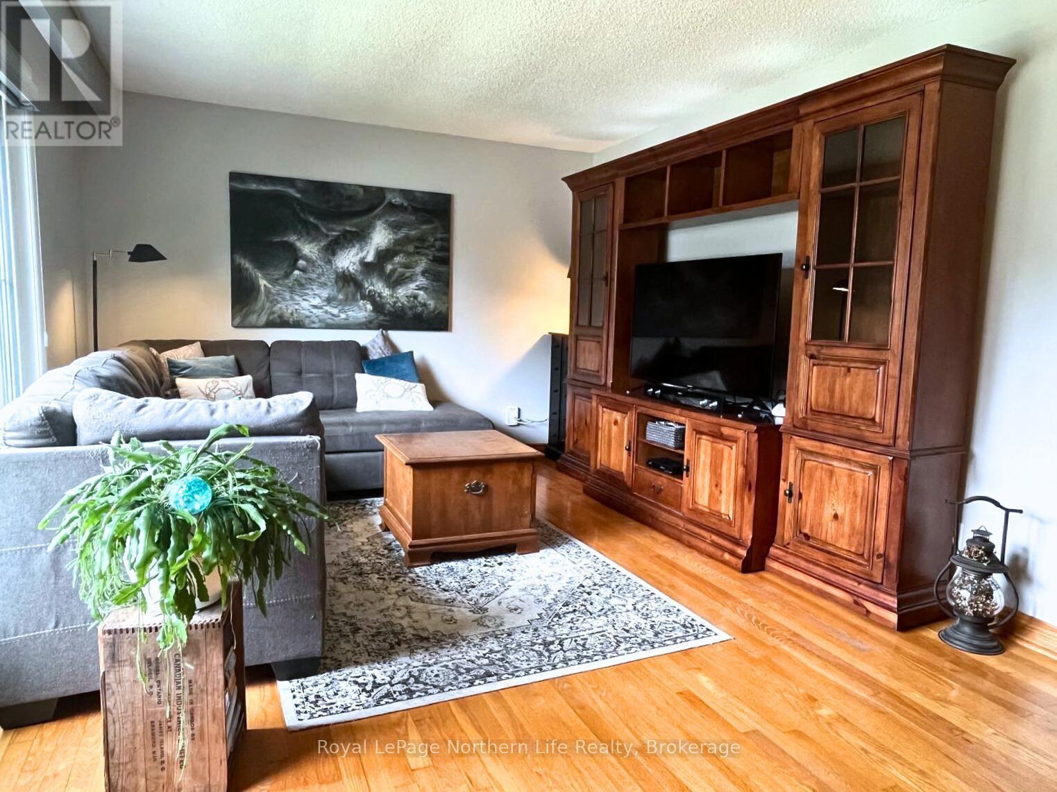 Photo 33 of 32 Indian Arrow Road, Barrie ON