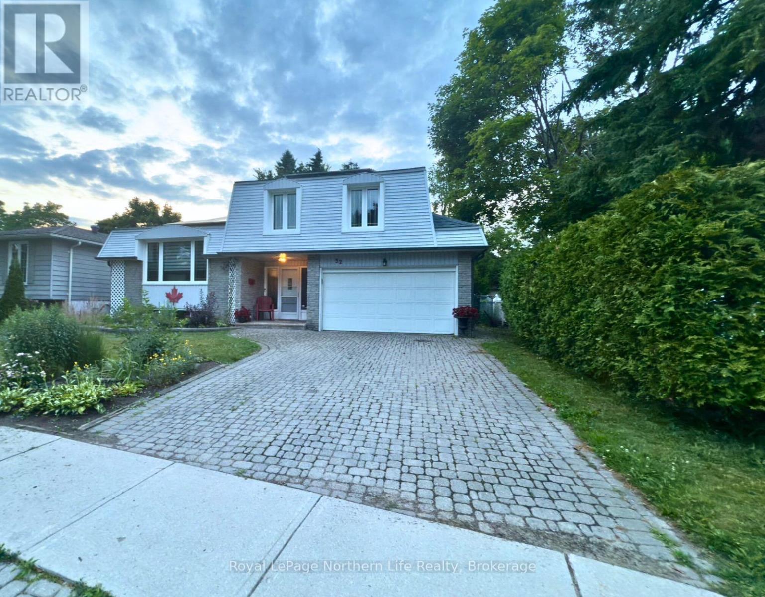 Photo 4 of 32 Indian Arrow Road, Barrie ON