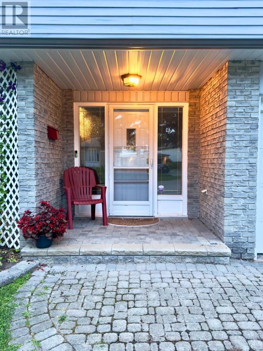 Photo 28 of 32 Indian Arrow Road, Barrie ON