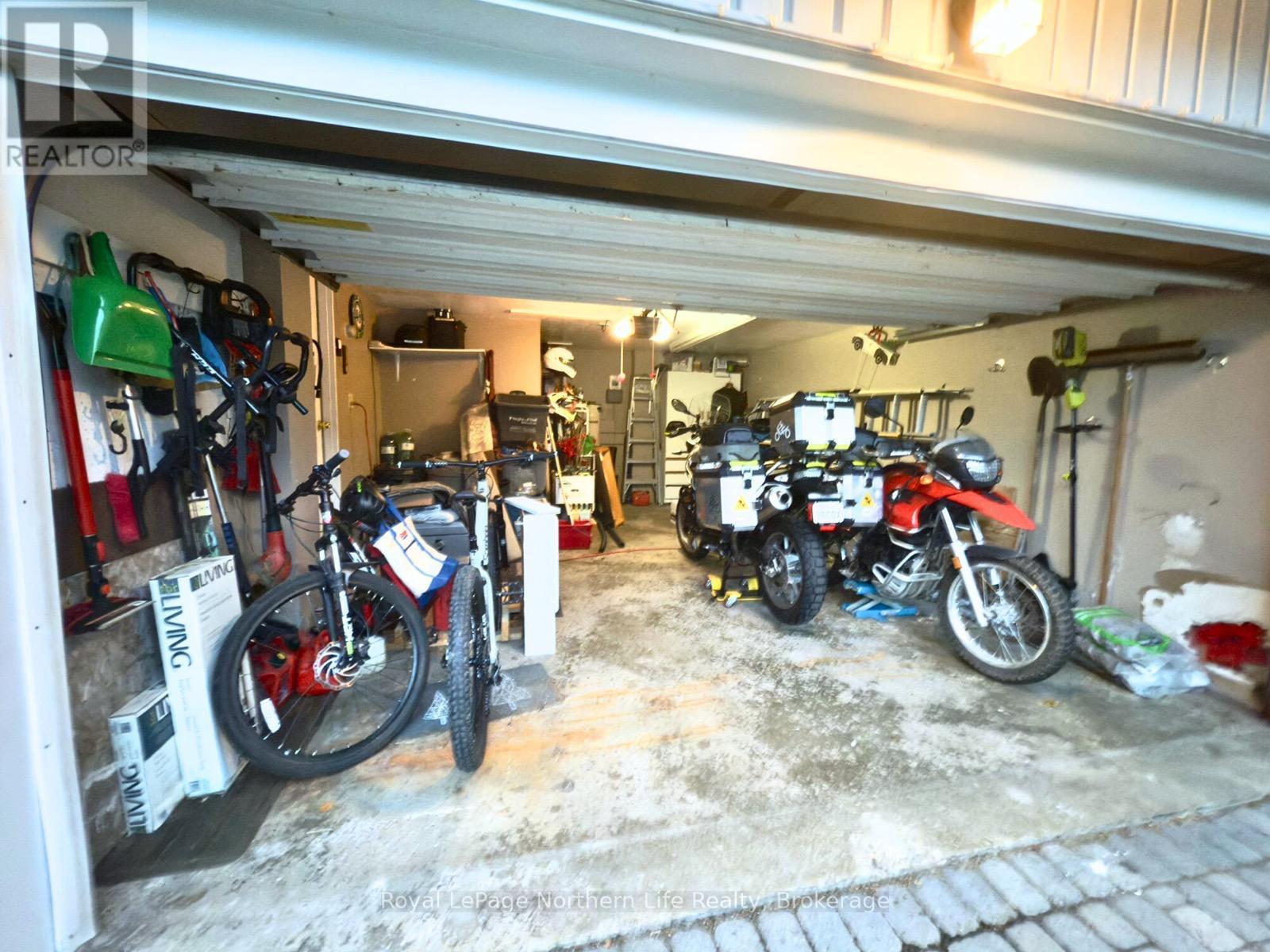 Photo 24 of 32 Indian Arrow Road, Barrie ON