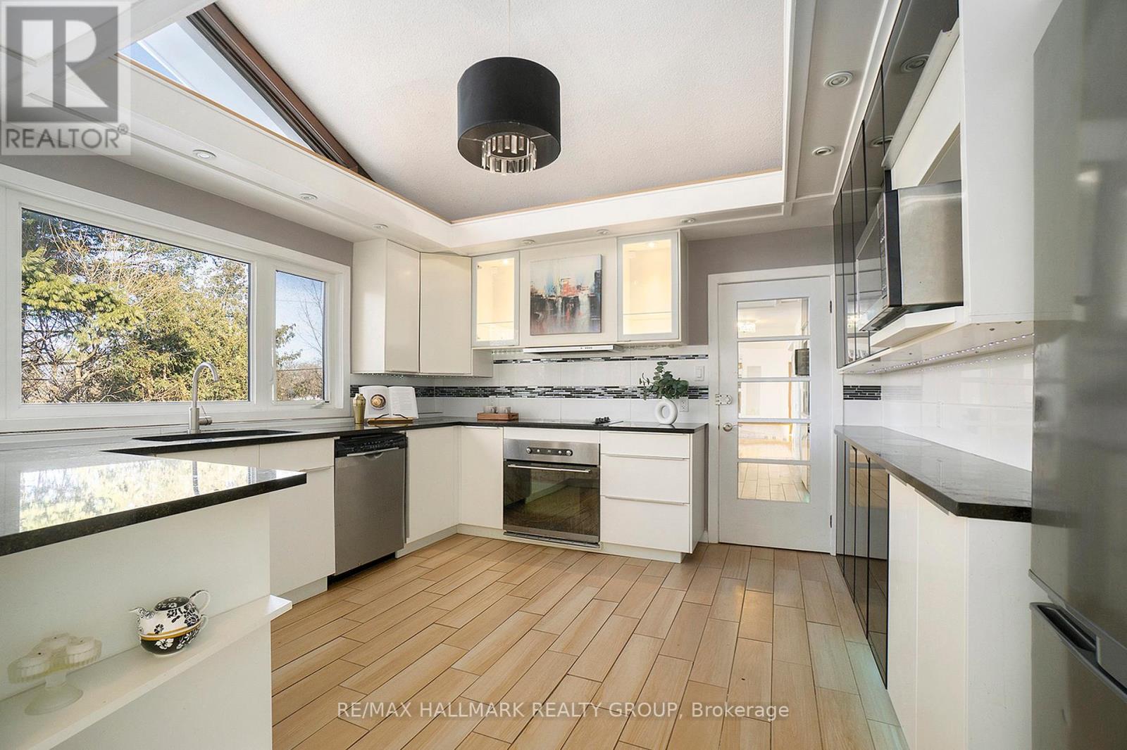 Photo 13 of 1053 Chelsea Drive, Ottawa ON