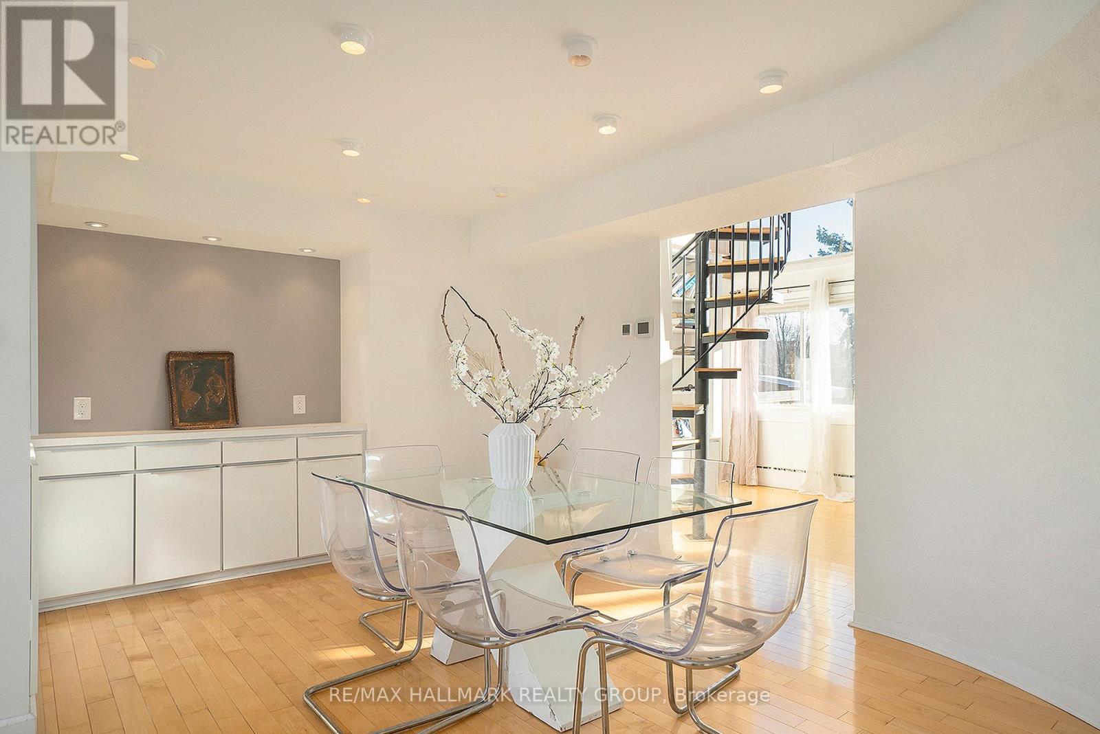 Photo 12 of 1053 Chelsea Drive, Ottawa ON