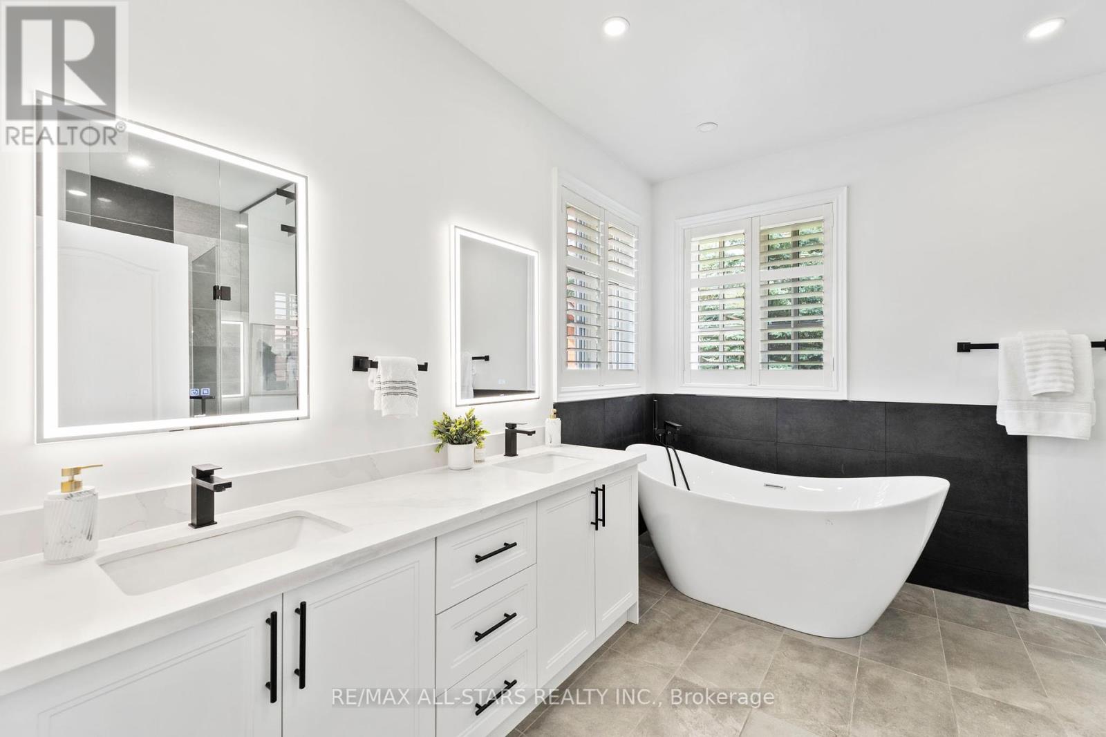 Photo 18 of 21 Country Club Crescent, Uxbridge ON