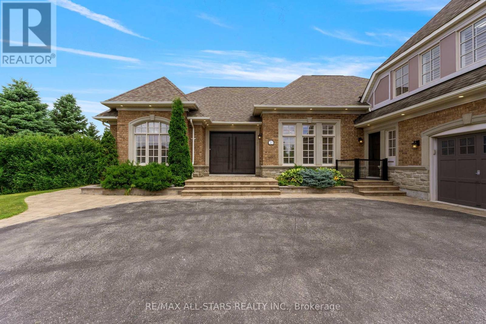 Photo 3 of 21 Country Club Crescent, Uxbridge ON