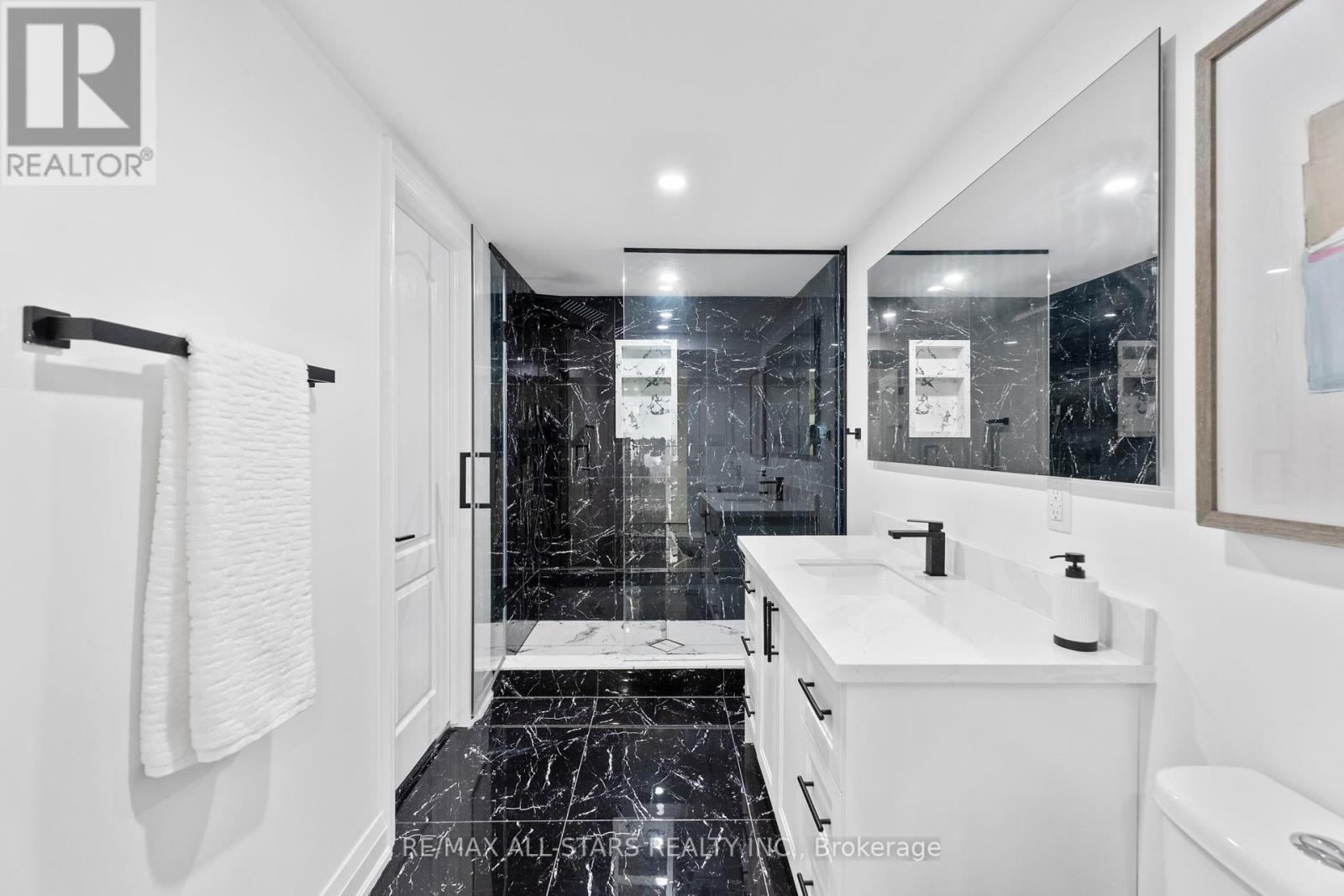 Photo 37 of 21 Country Club Crescent, Uxbridge ON