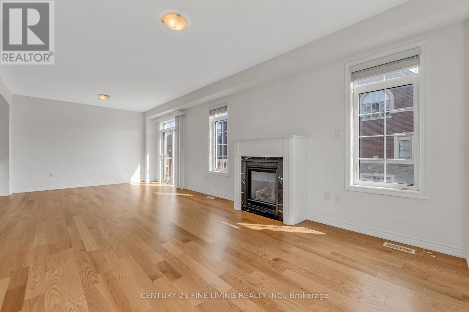 Photo 7 of 495 Queen Mary Drive, Brampton ON