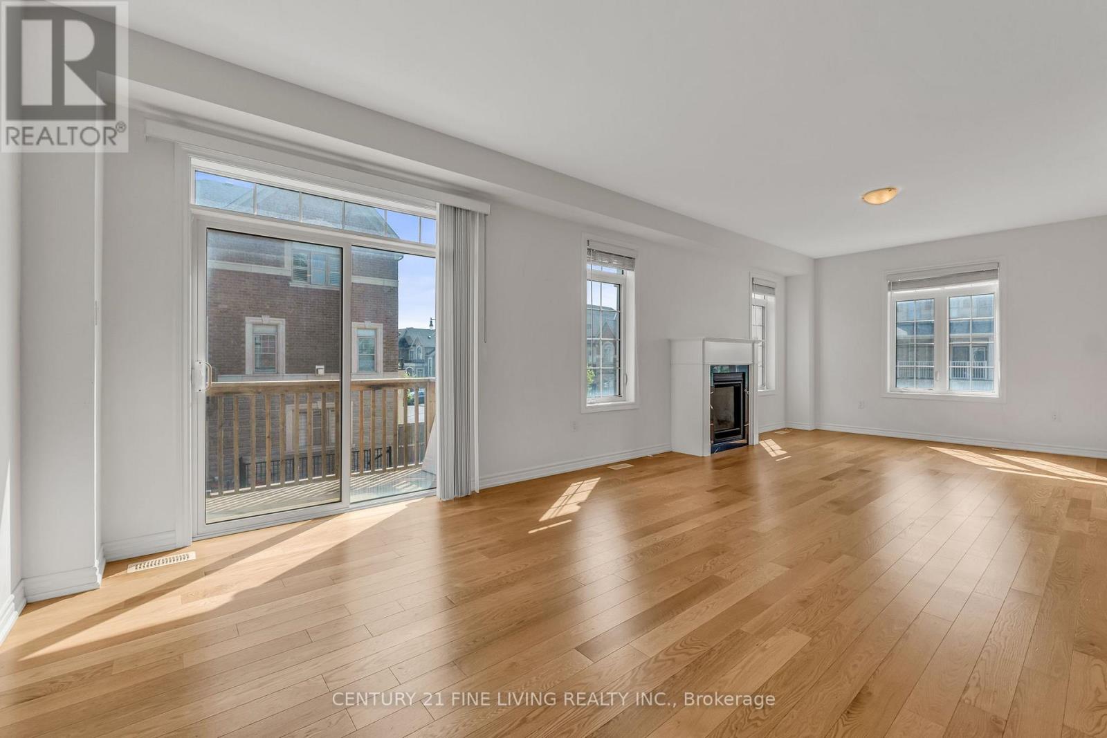 Photo 9 of 495 Queen Mary Drive, Brampton ON