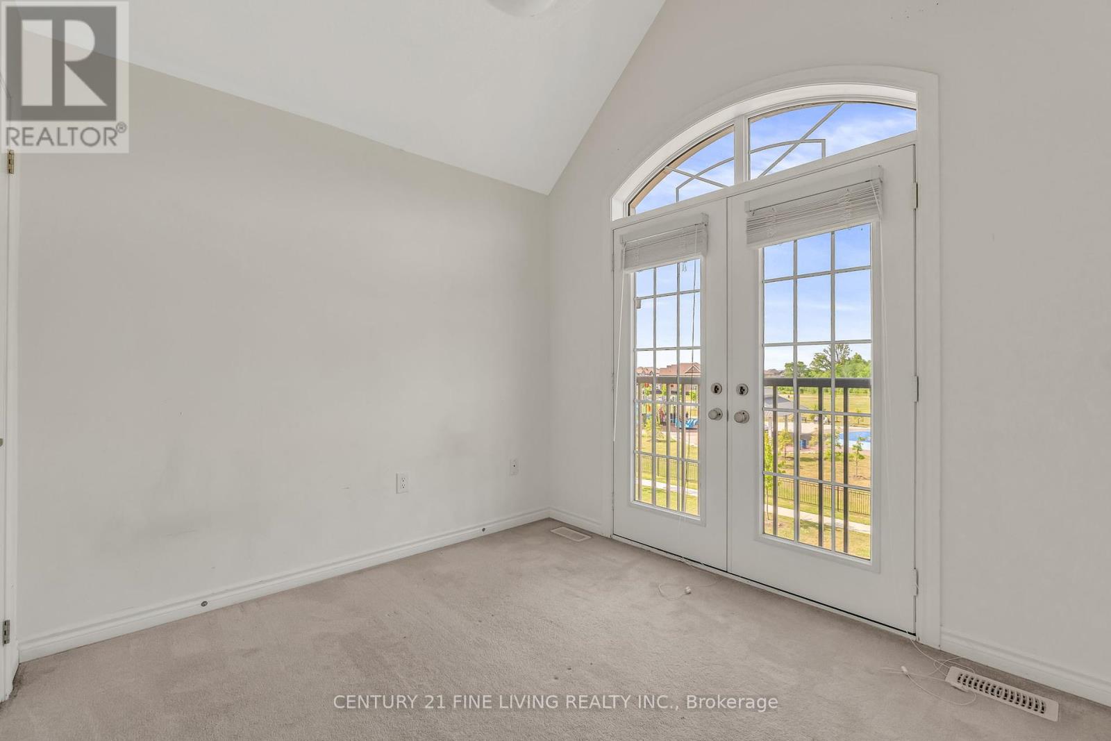 Photo 4 of 495 Queen Mary Drive, Brampton ON