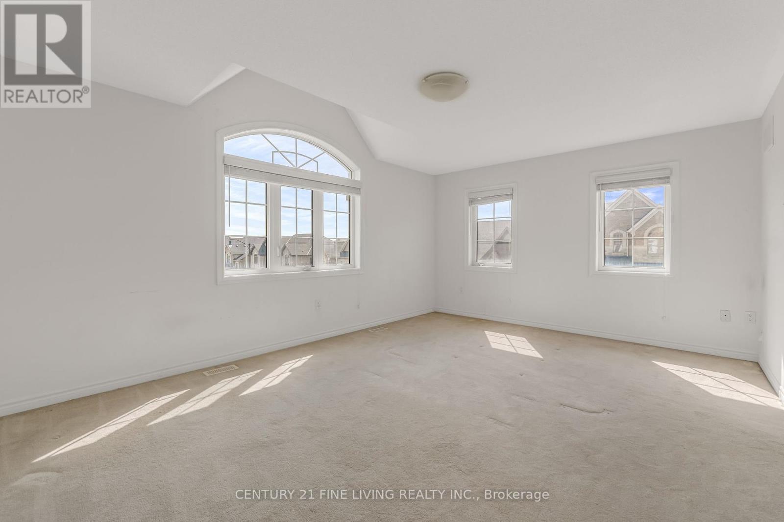 Photo 5 of 495 Queen Mary Drive, Brampton ON