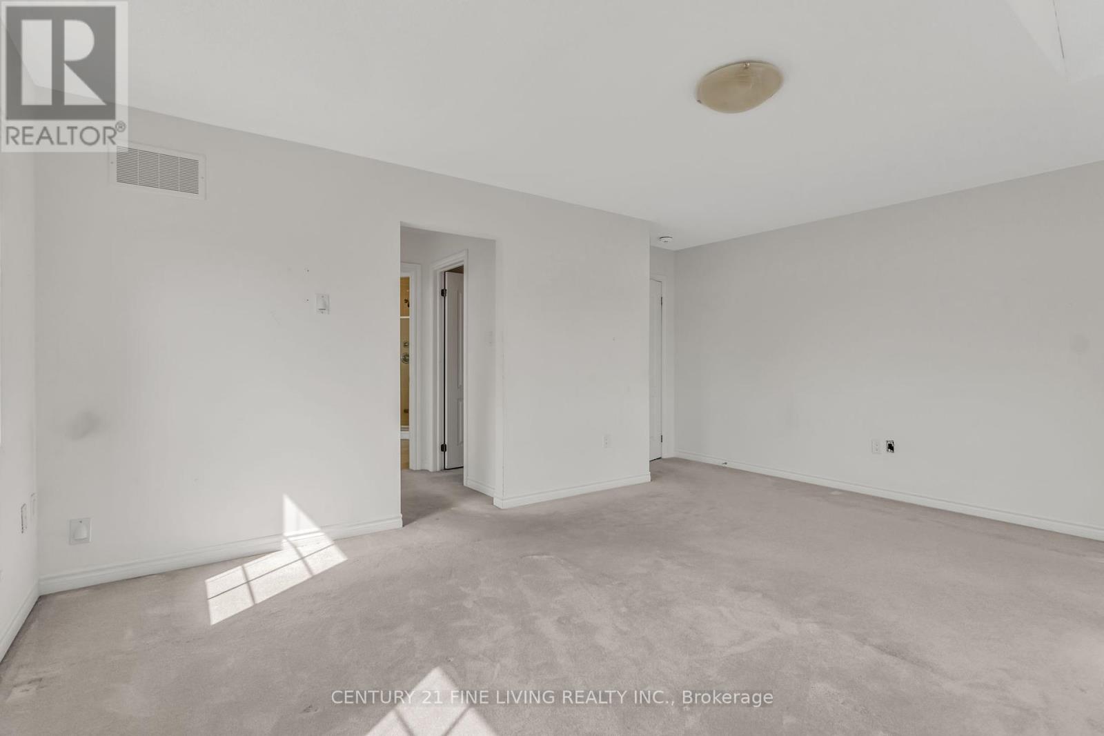 Photo 16 of 495 Queen Mary Drive, Brampton ON