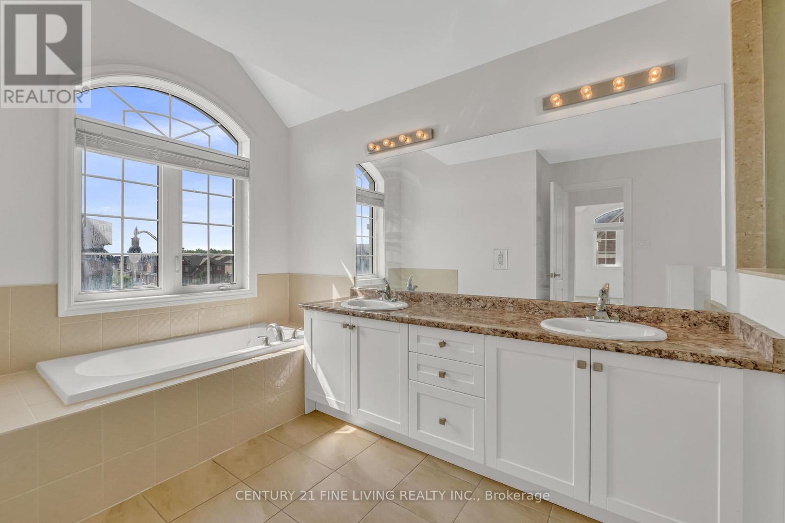 Photo 8 of 495 Queen Mary Drive, Brampton ON
