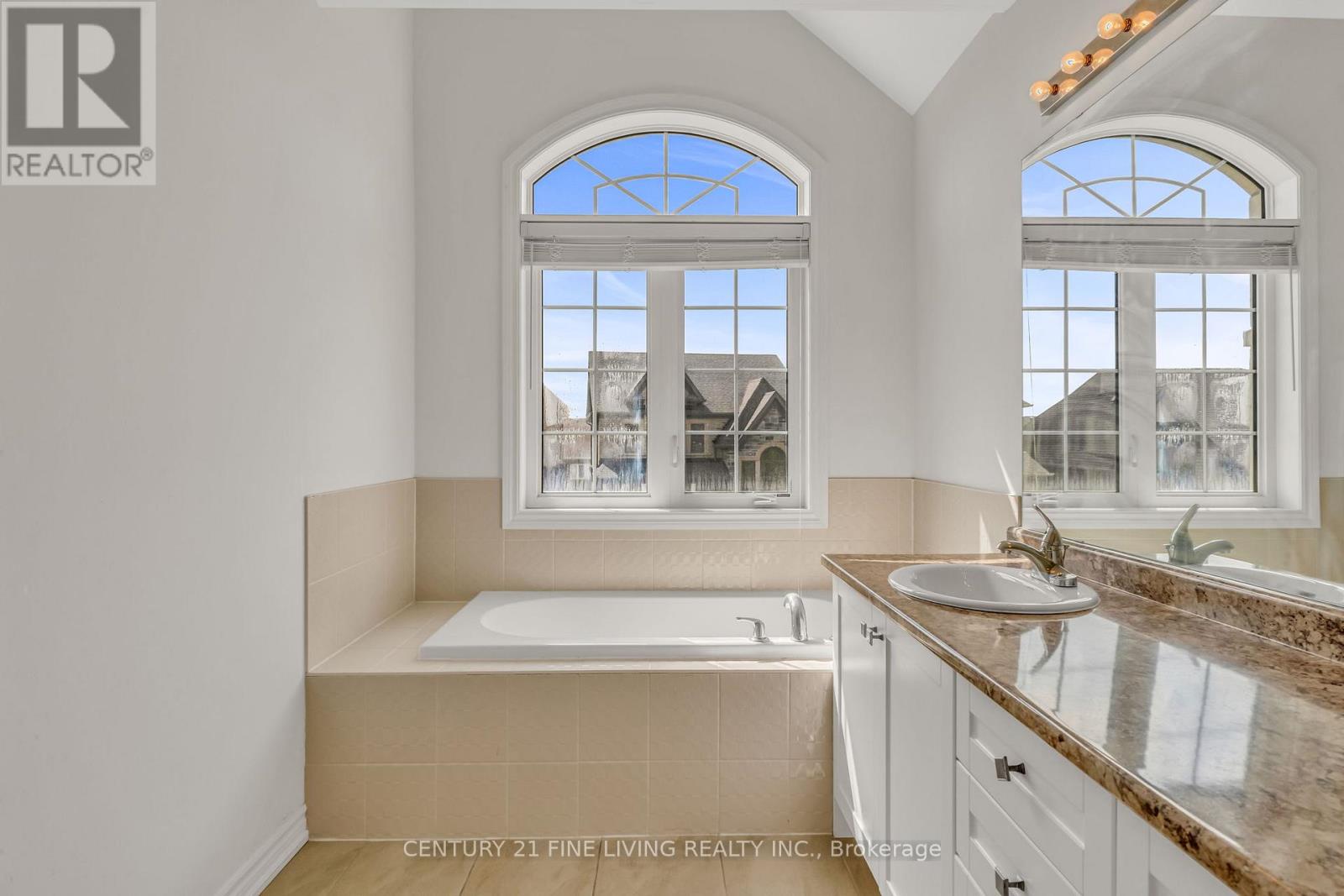 Photo 17 of 495 Queen Mary Drive, Brampton ON