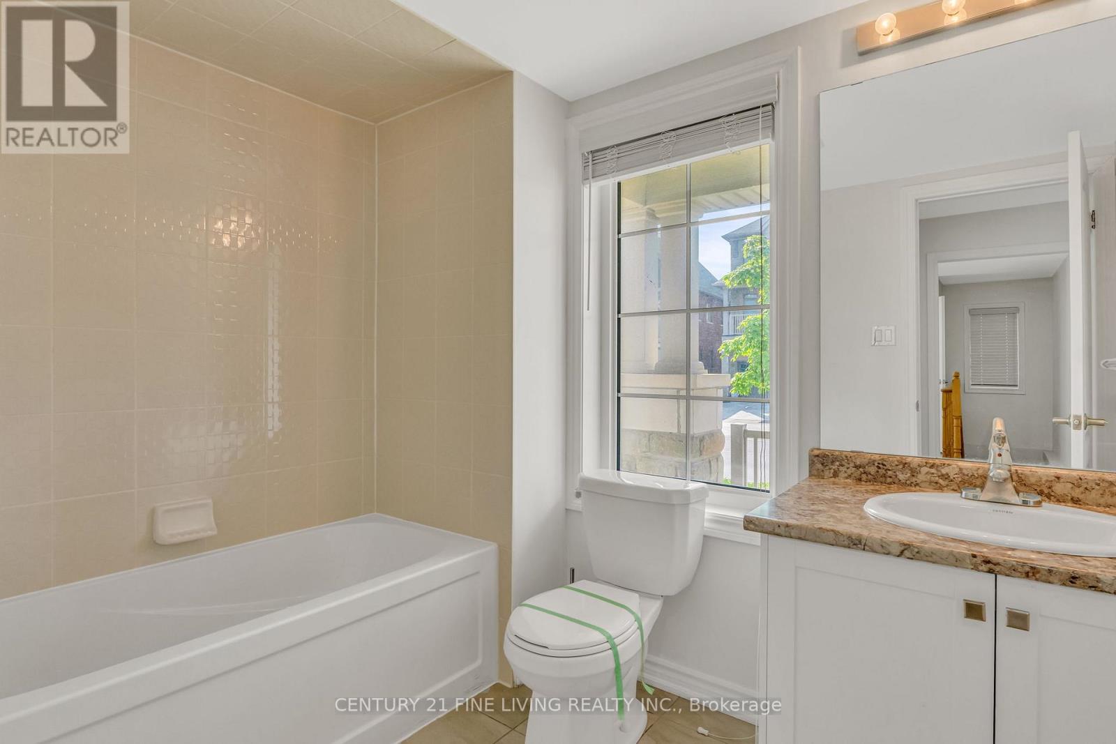 Photo 19 of 495 Queen Mary Drive, Brampton ON