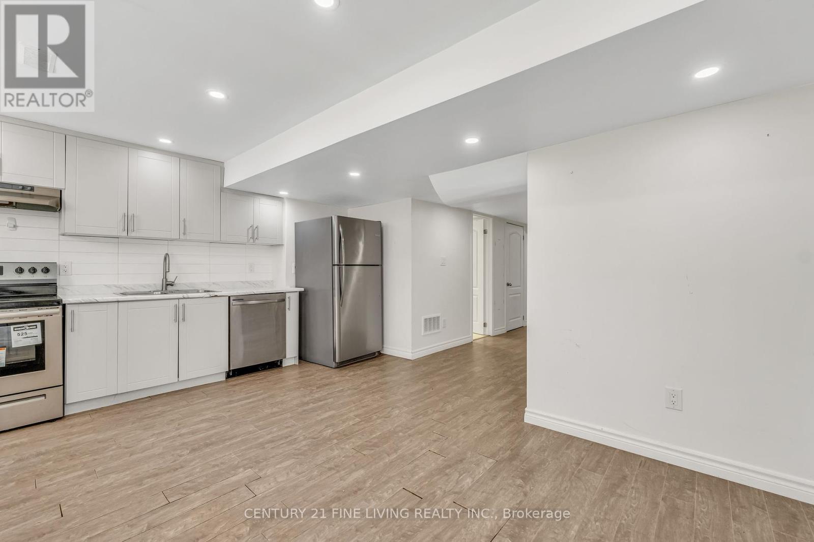 Photo 23 of 495 Queen Mary Drive, Brampton ON