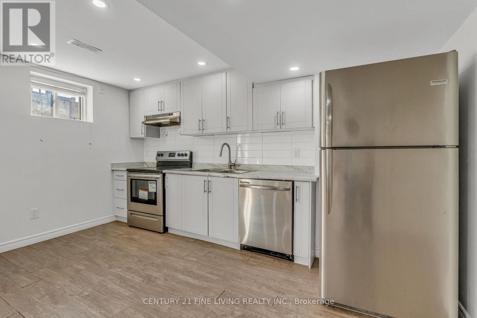 Photo 2 of 495 Queen Mary Drive, Brampton ON