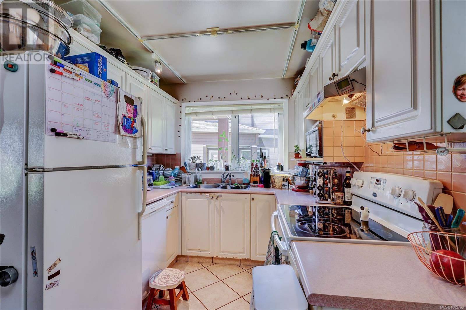 Photo 8 of 1621 Creekside Dr, Nanaimo BC