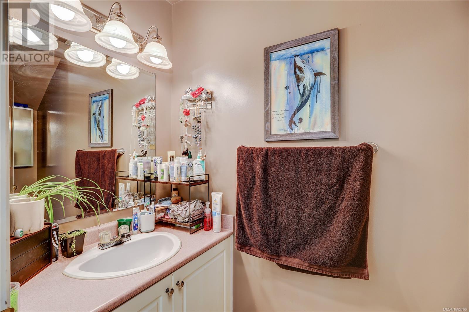 Photo 10 of 1621 Creekside Dr, Nanaimo BC