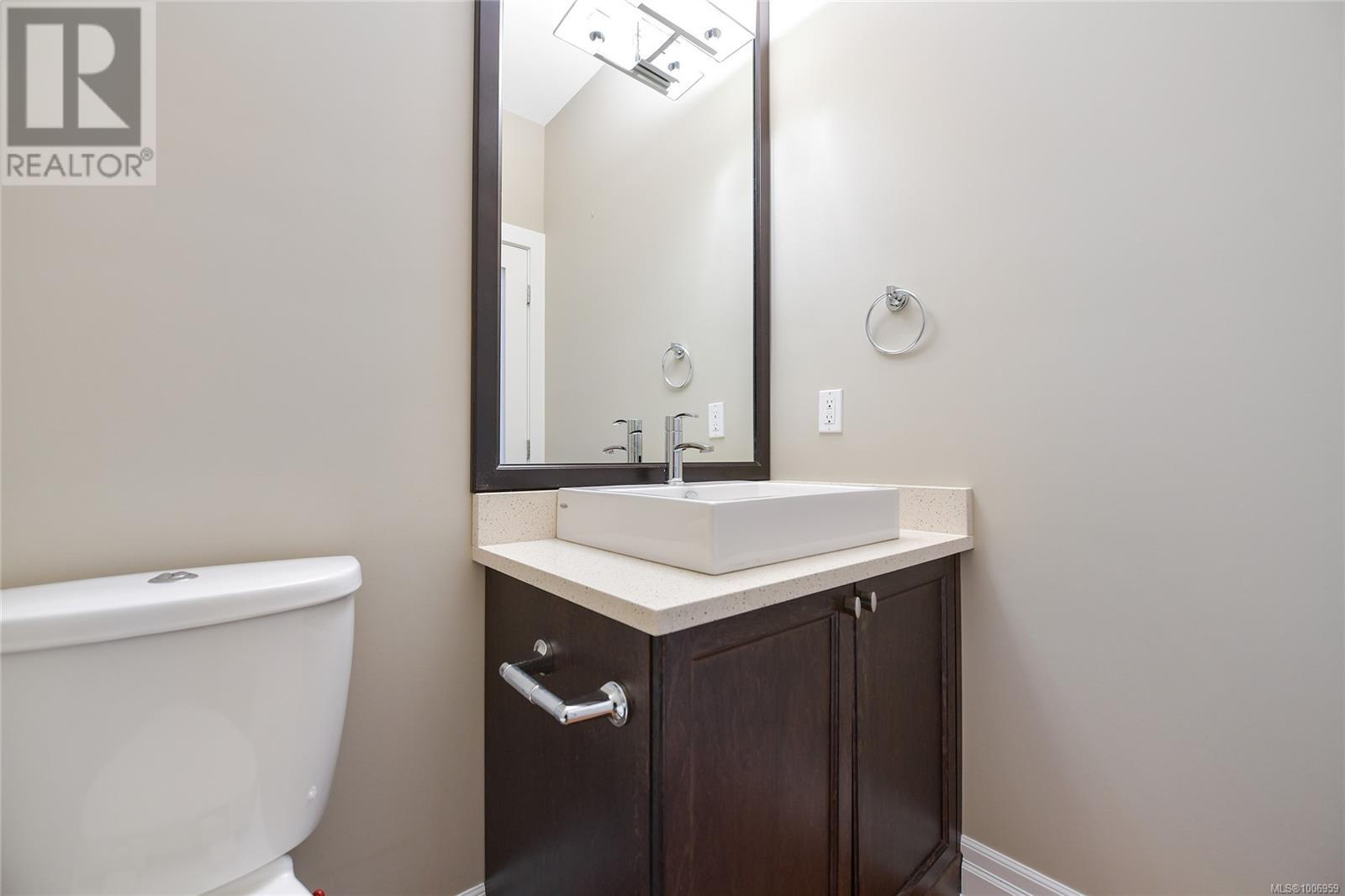 Single Family House Cape Cod for Sale in   Rockland Ave Victoria 