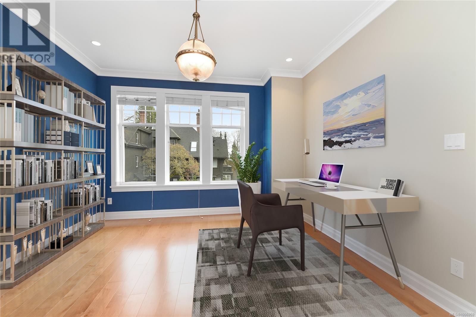 Single Family House Cape Cod for Sale in   Rockland Ave Victoria 