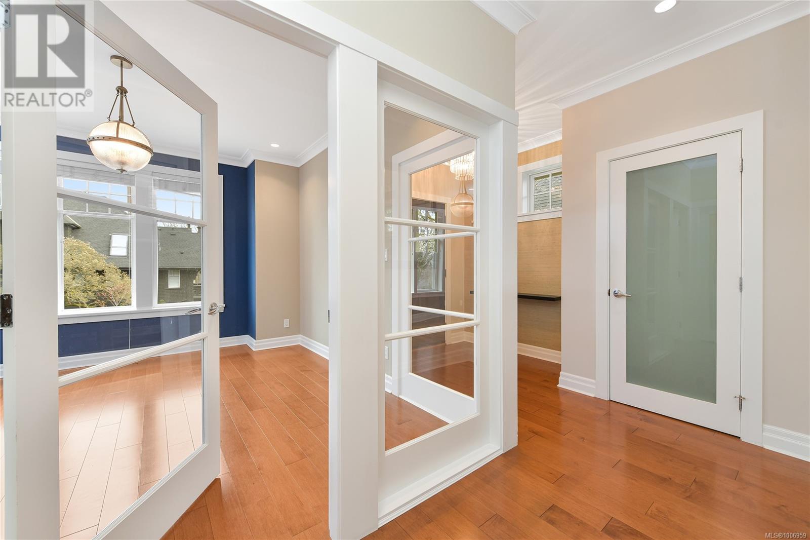 Single Family House Cape Cod for Sale in   Rockland Ave Victoria 