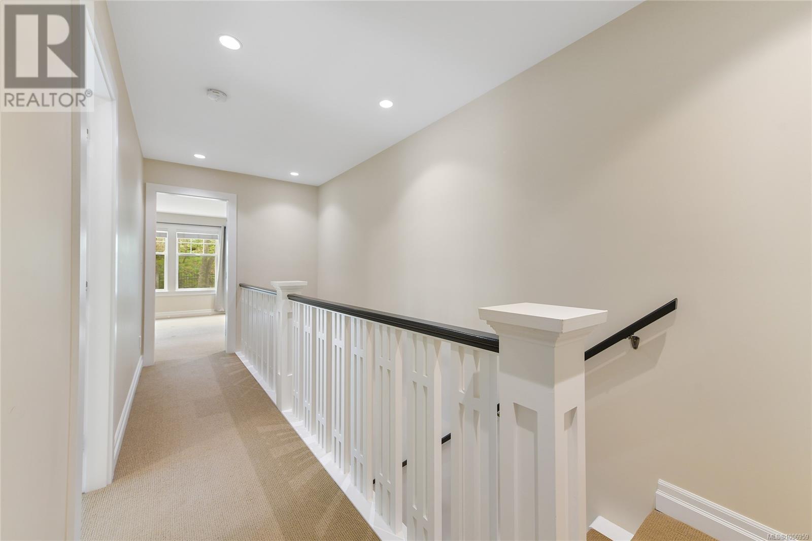 Single Family House Cape Cod for Sale in   Rockland Ave Victoria 