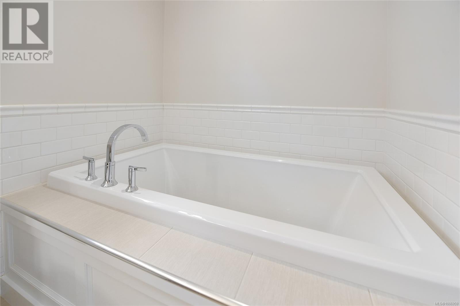 Single Family House Cape Cod for Sale in   Rockland Ave Victoria 