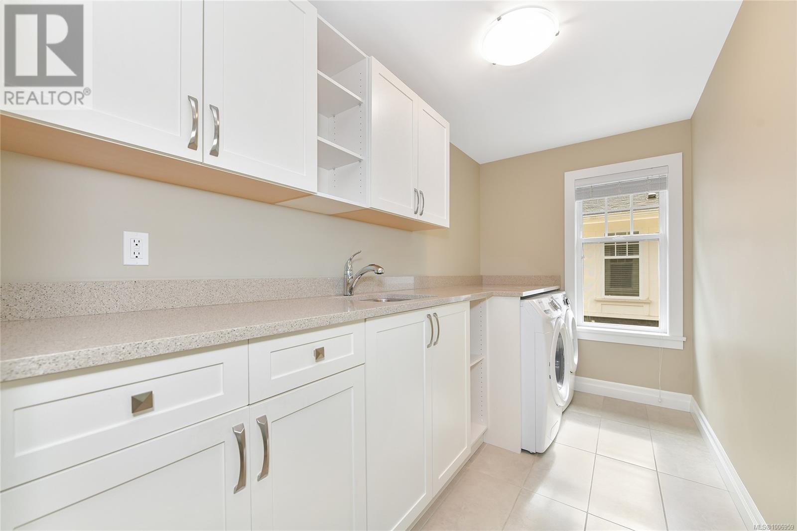 Single Family House Cape Cod for Sale in   Rockland Ave Victoria 