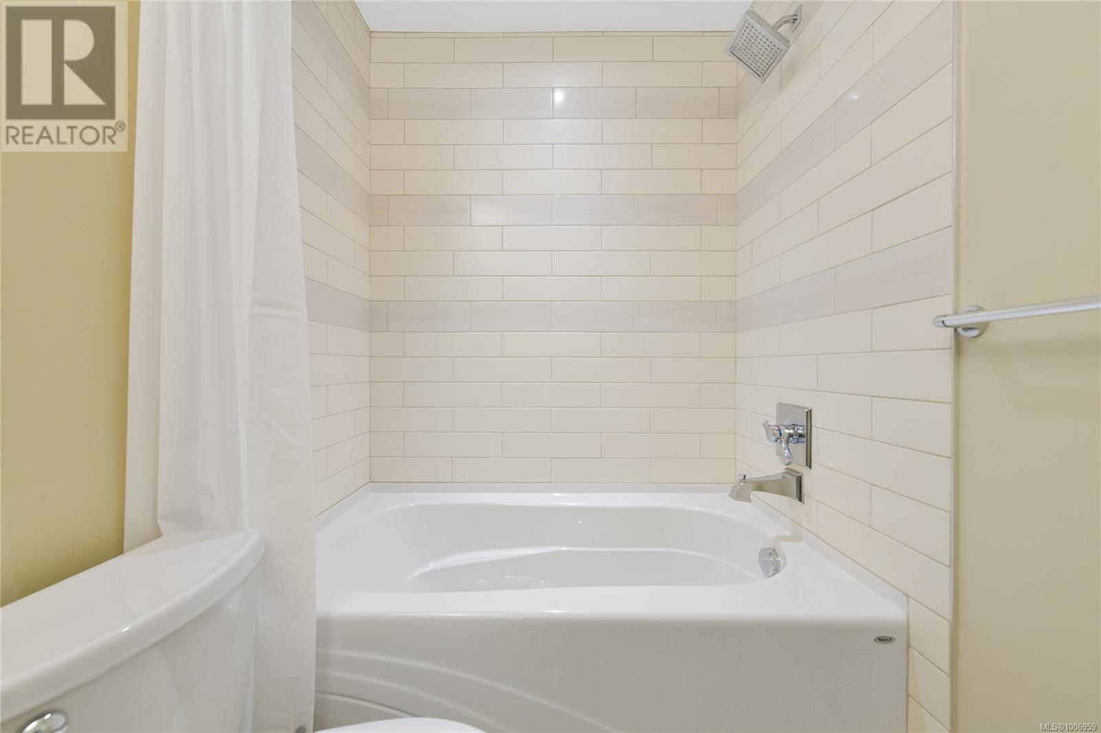 Single Family House Cape Cod for Sale in   Rockland Ave Victoria 