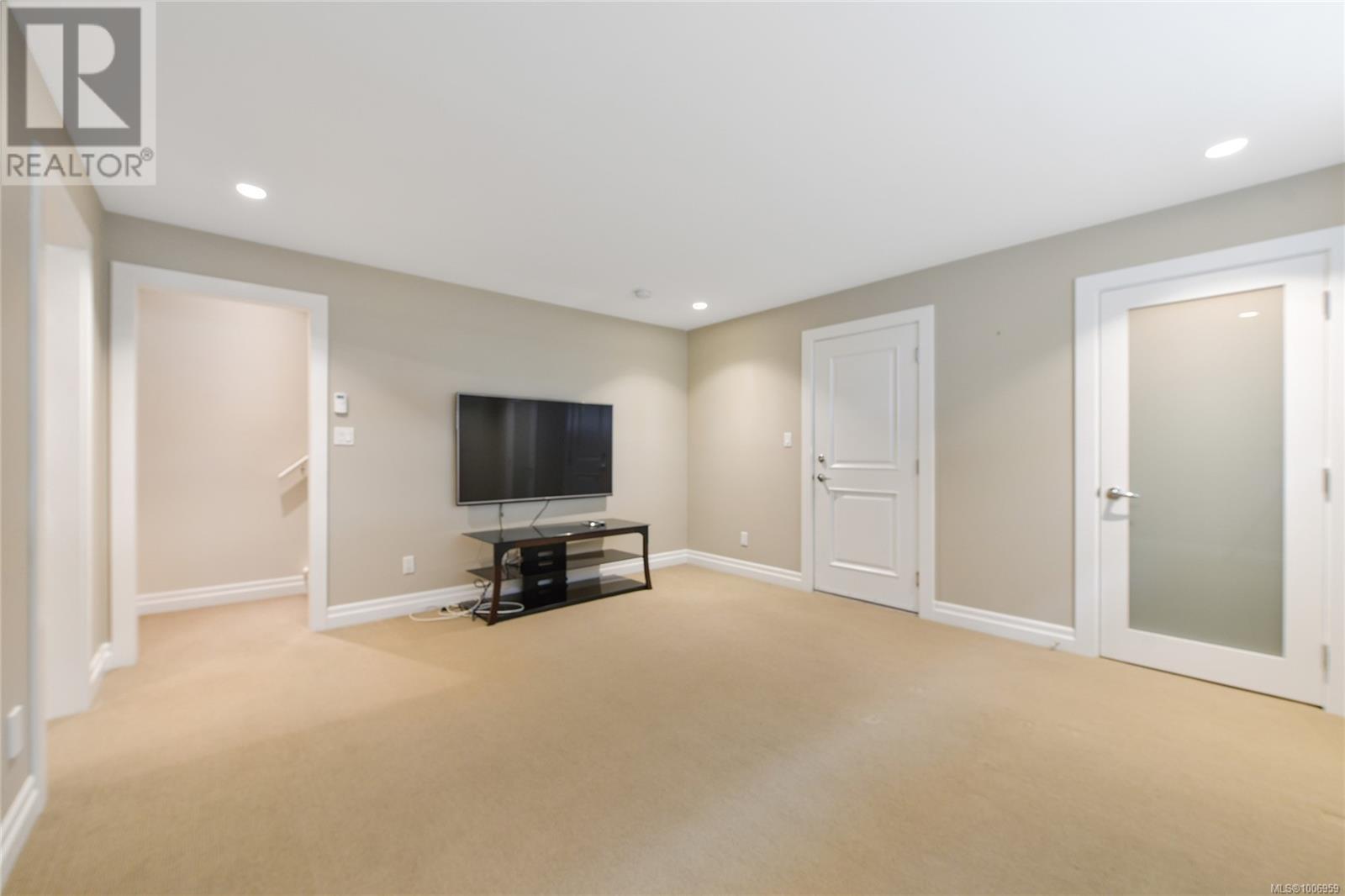Single Family House Cape Cod for Sale in   Rockland Ave Victoria 