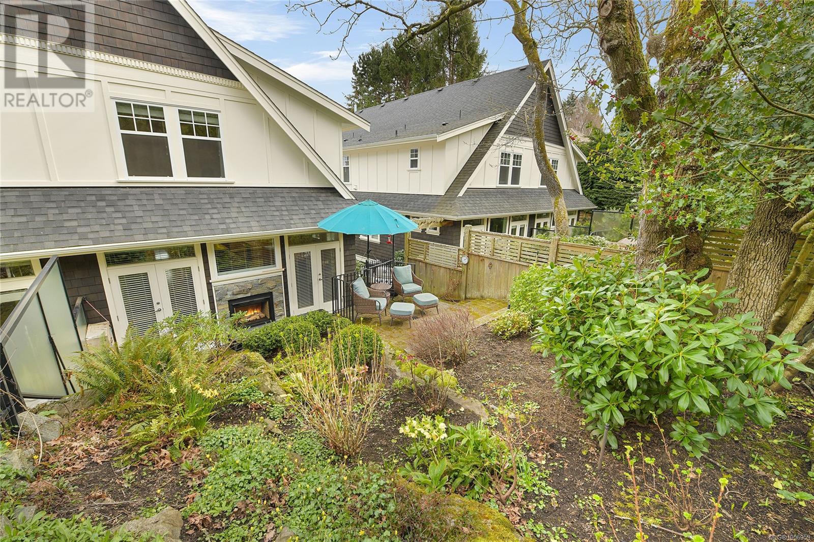Single Family House Cape Cod for Sale in   Rockland Ave Victoria 