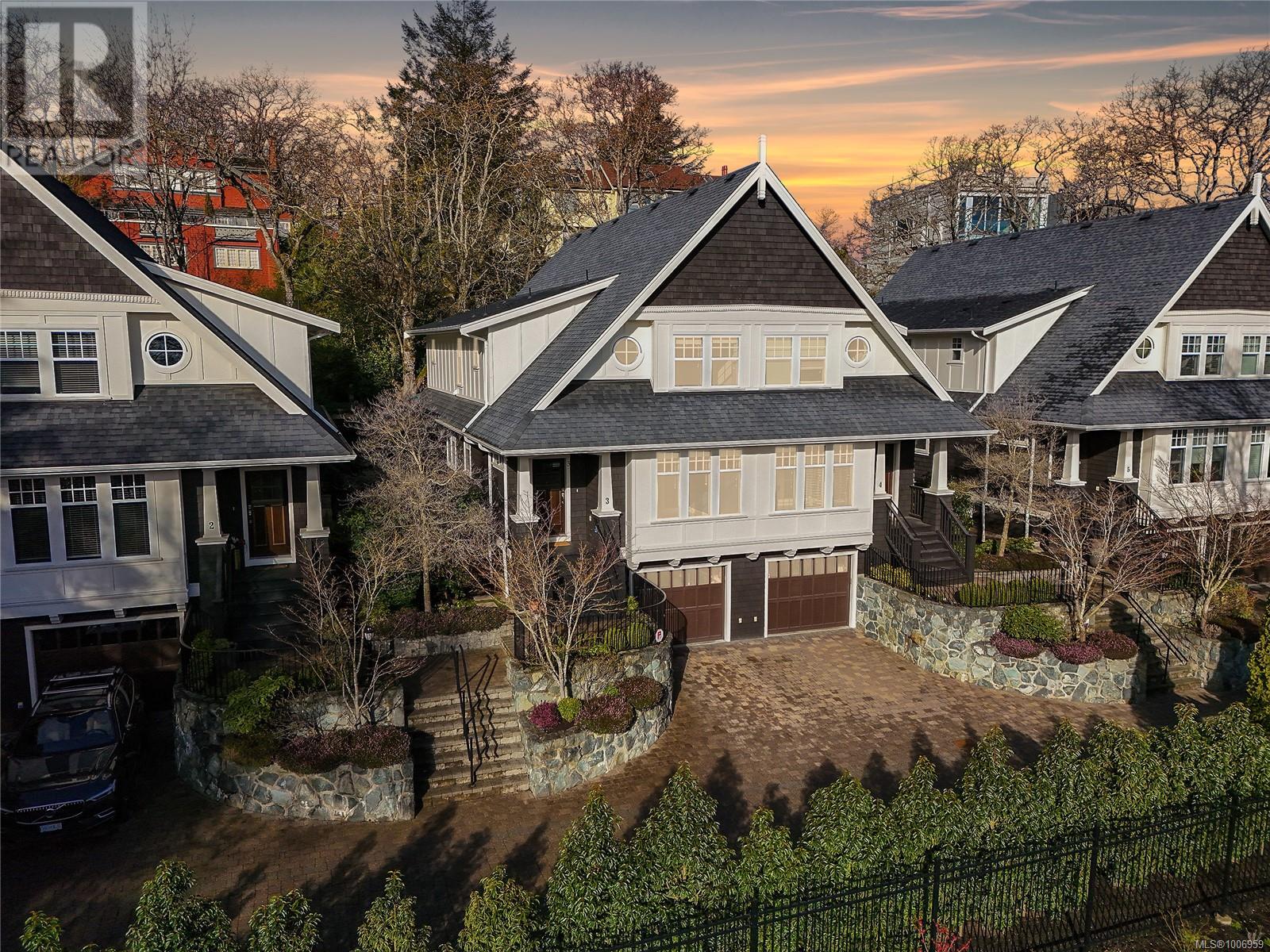 Single Family House Cape Cod for Sale in   Rockland Ave Victoria 