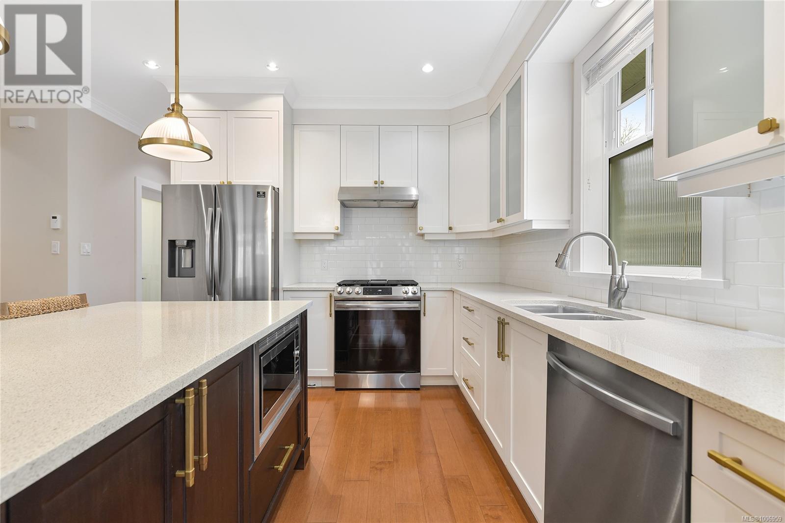 Single Family House Cape Cod for Sale in   Rockland Ave Victoria 