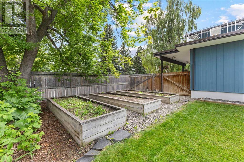 Single Family House 4 Level for Sale in  Gissing Drive SW Glamorgan Calgary 