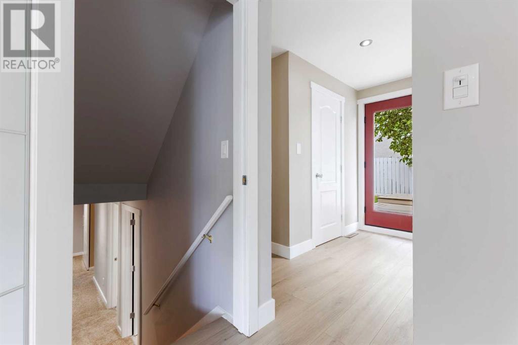 Single Family House 4 Level for Sale in  Gissing Drive SW Glamorgan Calgary 