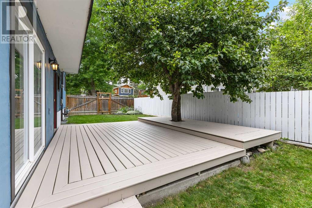 Single Family House 4 Level for Sale in  Gissing Drive SW Glamorgan Calgary 