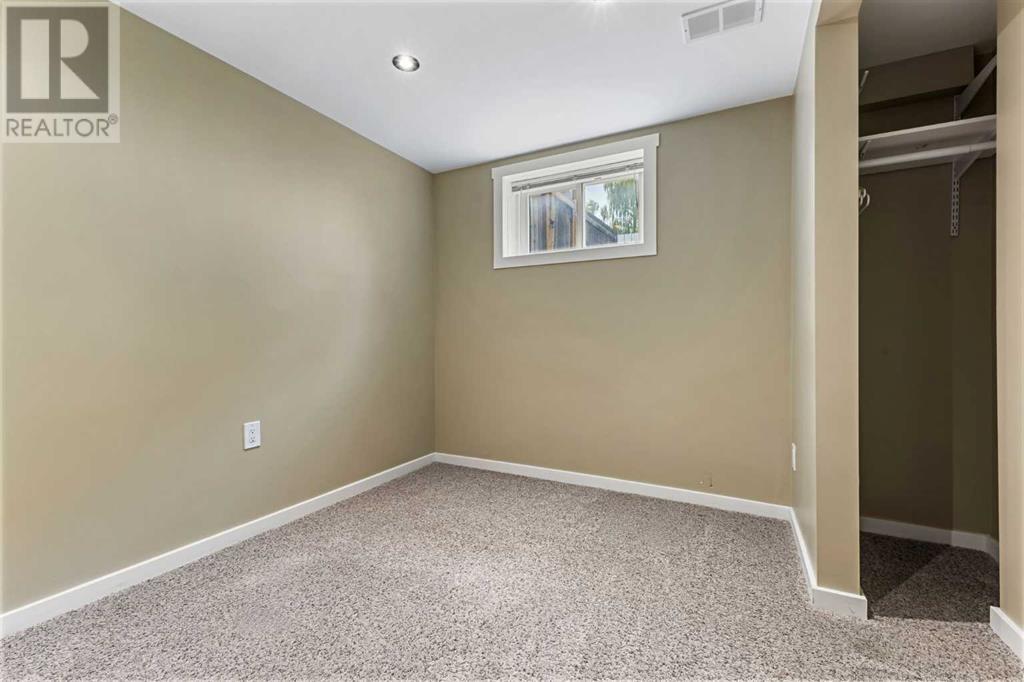 Single Family House 4 Level for Sale in  Gissing Drive SW Glamorgan Calgary 