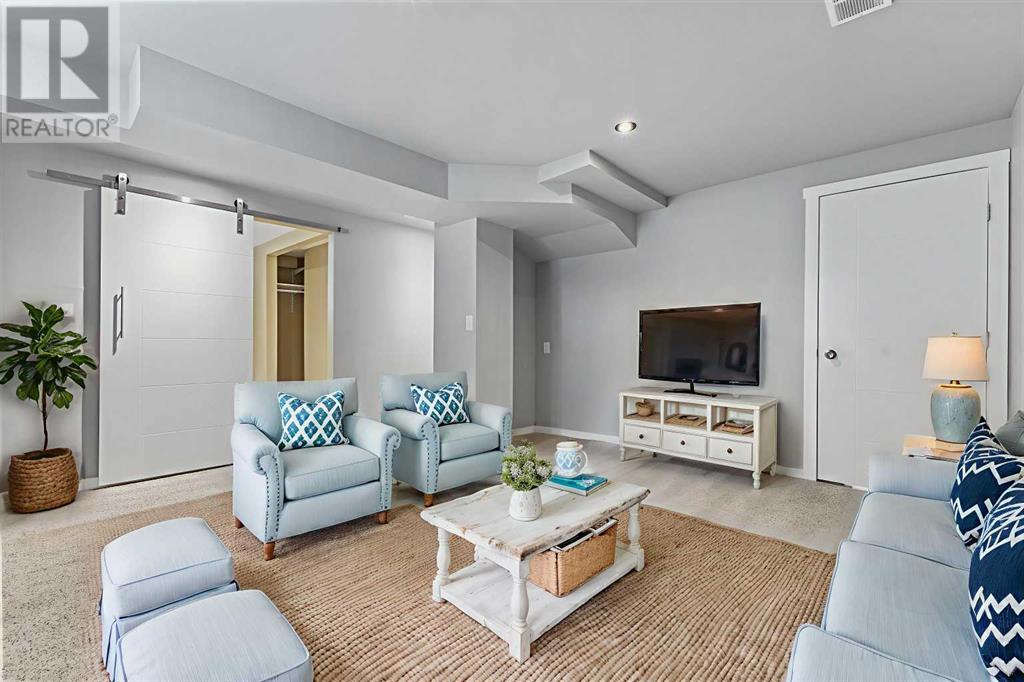 Single Family House 4 Level for Sale in  Gissing Drive SW Glamorgan Calgary 