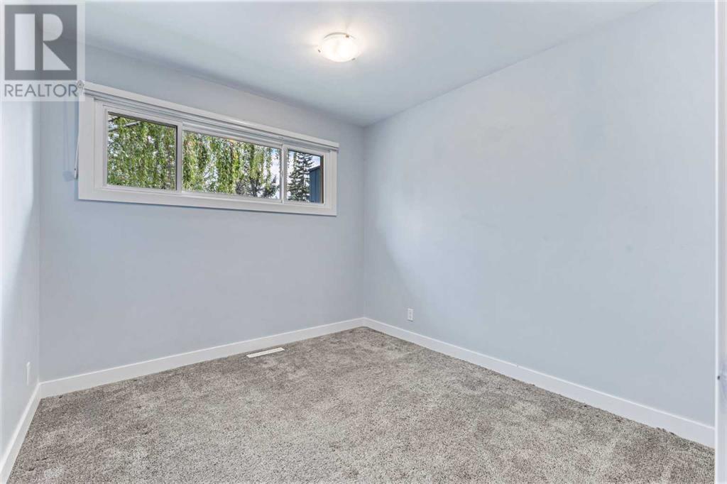 Single Family House 4 Level for Sale in  Gissing Drive SW Glamorgan Calgary 